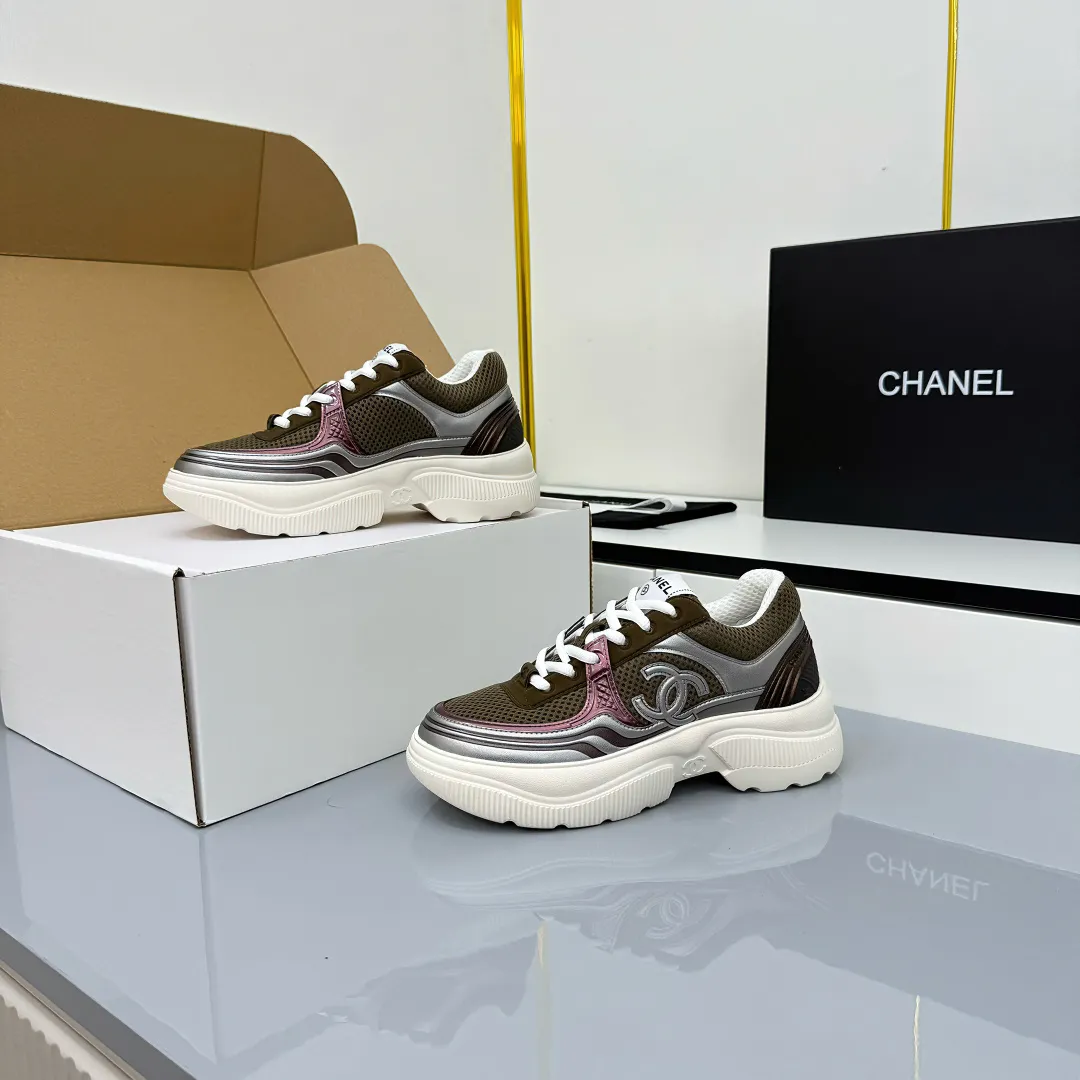 👟👟Ex-factory price 660👟👟 Chanel bread shoes ~ original calfskin panda shoes Chanel 25C latest hot style panda black and white sports shoes casual sneakers Xiaoxiang hot item classic black and white panda color coco girls must pay Fabric: original custom mixed sheepskin lining: original imported breathable mesh lining outsole: Original molded rubber + TPU combination Size: Women's 35-41 Buy now👉 Buy now👉